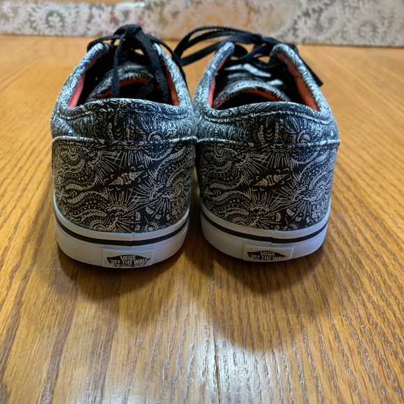 Ladies lace up Vans in size 8. - Picture 6 of 9